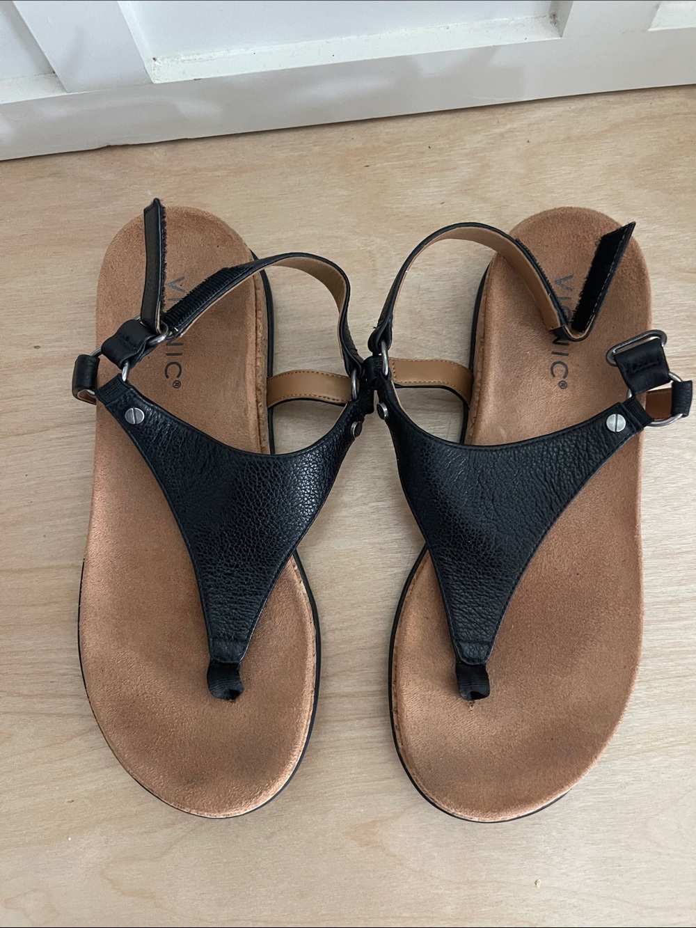 Vionic Black T-Strap Leather Sandals